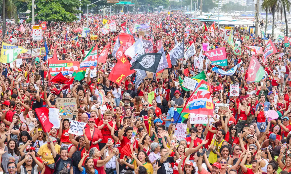 Apoiadores de Lula ocupam sete quarteirões de Copacabana em ato pela reeleição; presidente não participa
